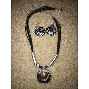 JEWERY META LALLOY/WOOD NECKLACE AND EARRING SET GREAT CONDITION